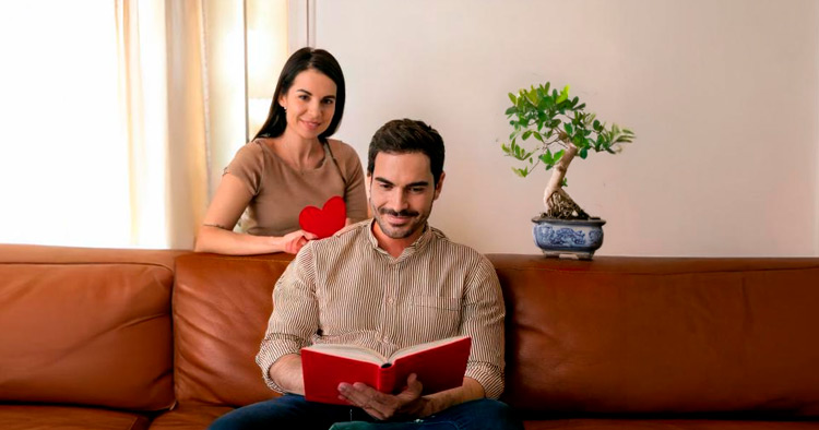 Mujer regalando un bonsái